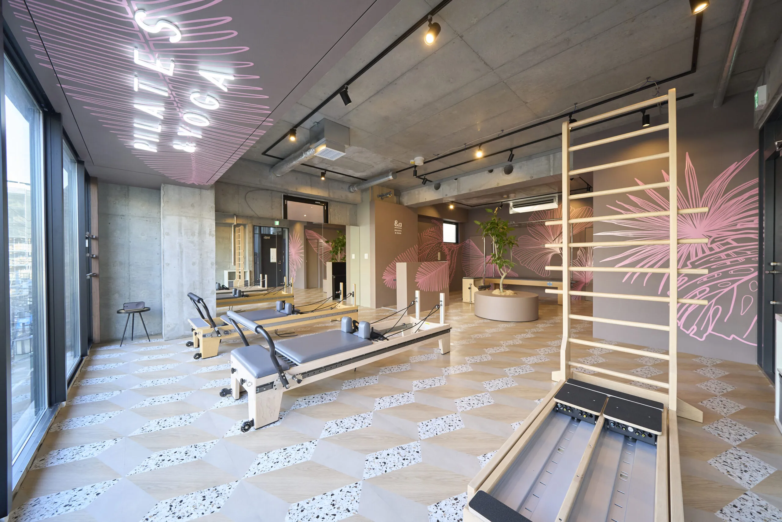 PILATES YOGA &a 成城学園前店の内観