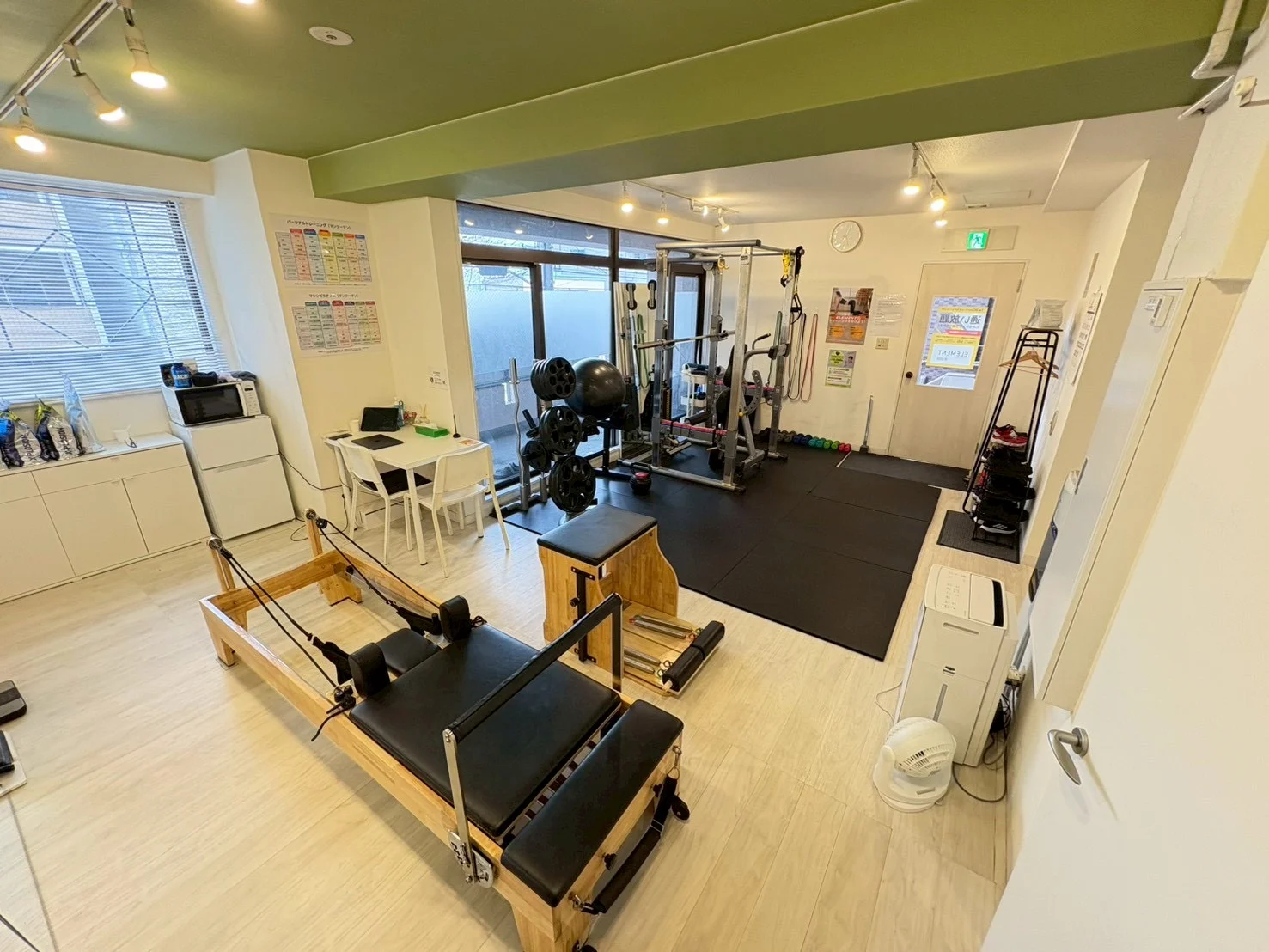 ELEMENT 赤羽店の内観